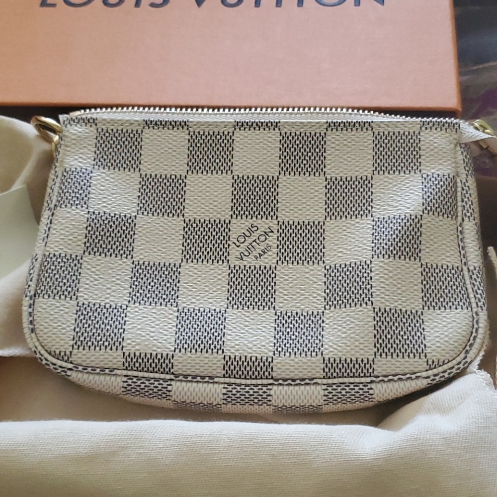 - Louis Vuitton new duo  last one  crossbery   NEW authentic mini…gorgeous sol…